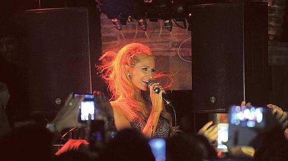 El trabajo agota a Paris Hilton