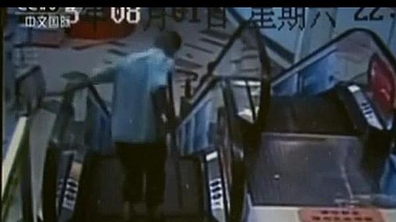 Nuevo incidente con una escalera mecánica en China: un trabajador pierde un pie en un centro comercial