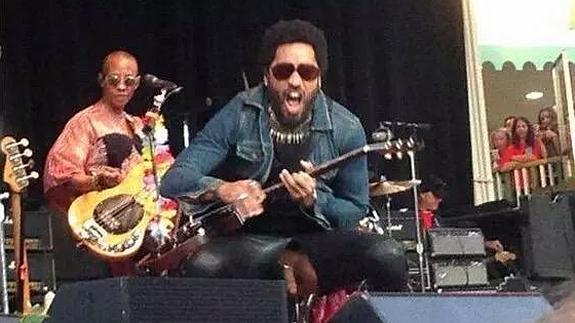 Lenny Kravitz enseña su 'instrumento' en un concierto