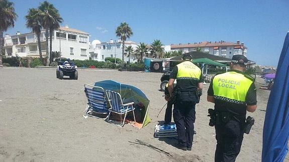Torrox declara la guerra a los bañistas que usan sombrillas para coger sitio en la playa