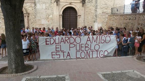 Alameda reune más de 2.000 firmas para que no se vaya su párroco