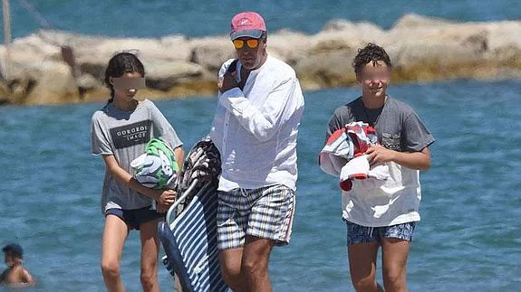 Marichalar se va de playa con sus hijos