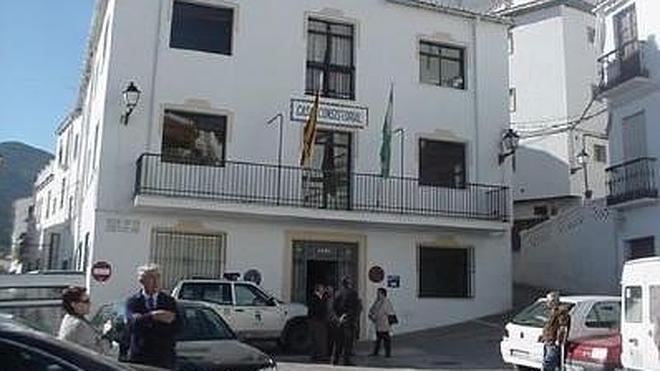 El alcalde de Tolox se sube el sueldo un 72% y el PSOE le pide que rectifique