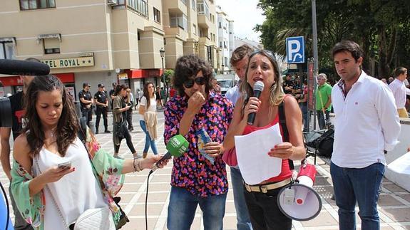 Morante de la Puebla defiende el toreo en una protesta antitaurina en Ronda