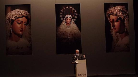 Francisco Jiménez emociona con su glosa a la Virgen del Rocío en el Cervantes