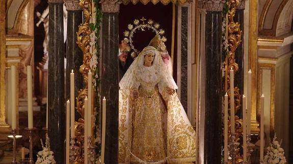 El obispo corona a la Virgen del Rocío en una abarrotada Catedral de Málaga