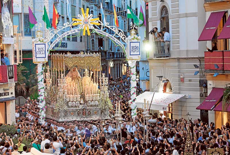 Jornada histórica con la Virgen del Rocío coronada por las calles de Málaga