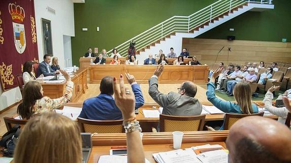 Los Ayuntamientos de Torremolinos y Málaga aprueban simultáneamente en pleno la reestructuración de la deuda