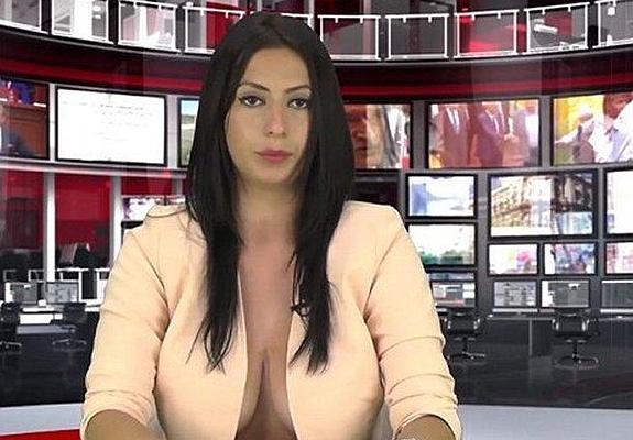 Logra trabajo como presentadora tras ir a la prueba sin sujetador y luciendo con escotazo