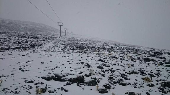 Caen sobre la estación de Sierra Nevada los primeros copos de nieve