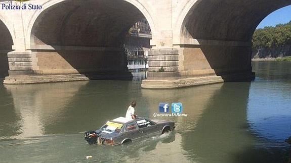 Detienen a un hombre que navegaba por el río Tíber en un Maserati anfibio casero