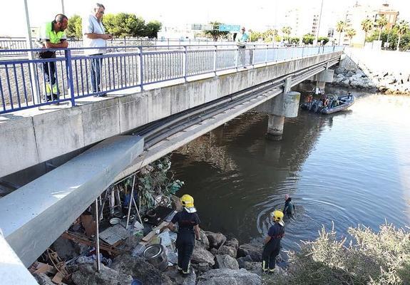 "Un golpe de agua le hizo caer al cauce"