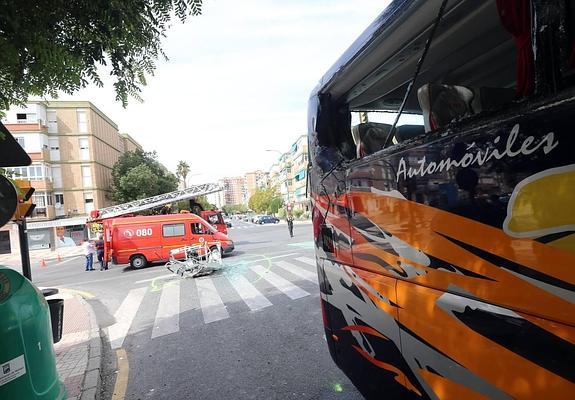 Un vehículo de bomberos choca con un autobús que llevaba a unos congresistas de Greencities