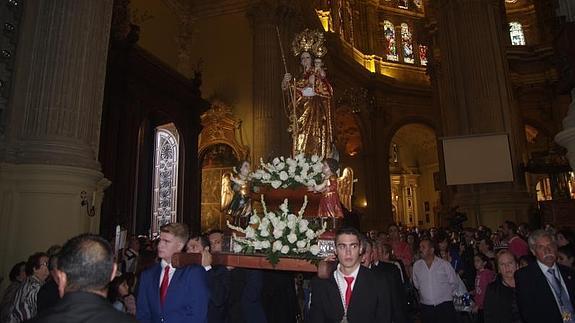 La lluvia desluce el rosario de las glorias