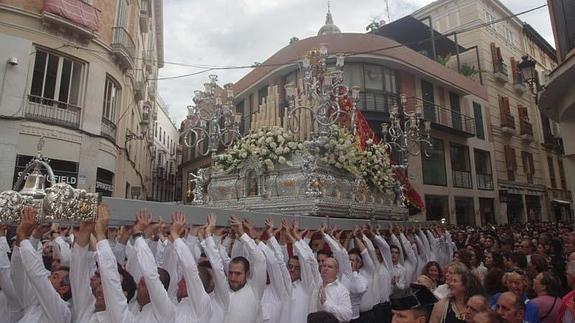 Cientos de personas arropan a la patrona de Colmenar en su procesión por el centro de Málaga