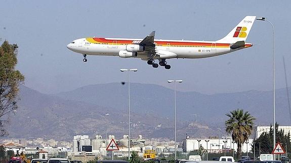 Iberia adelantará a las 6.40 horas su primer vuelo de Málaga a Madrid a partir del lunes
