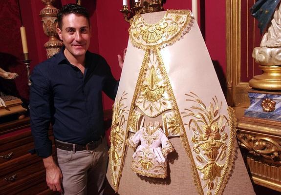 Bordados malagueños para la Blanca Paloma