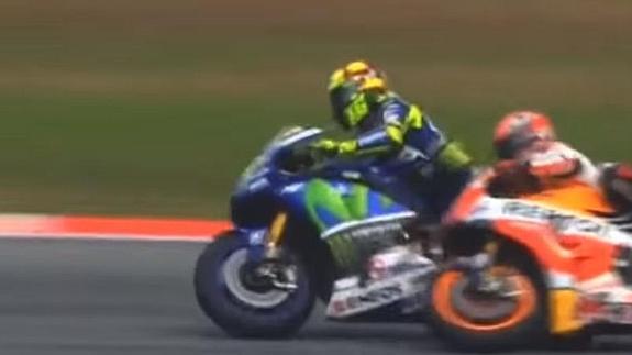 Así ha sido el derribo de Valentino Rossi a Marc Márquez con la rodilla