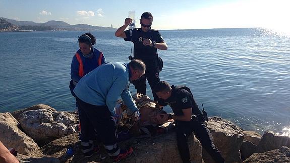 Rescatan a un hombre semiinconsciente tras caer al agua cuando pescaba en la playa de La Caleta
