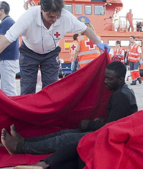 La policía sospecha que el piloto de la patera estaría entre los supervivientes del naufragio