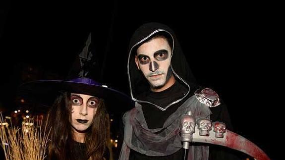 Los malagueños desafían a la amenaza de lluvia y salen a celebrar Halloween