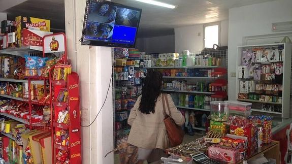 Un grupo de jóvenes con caretas asalta un bazar chino