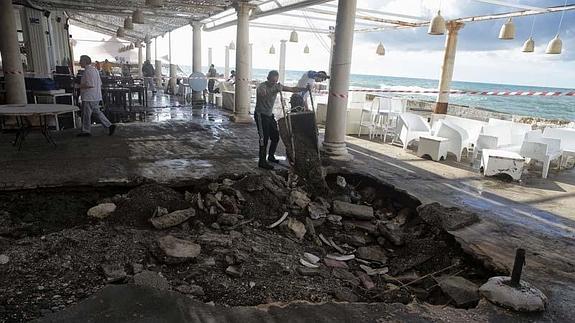 Costas condiciona el espigón necesario en los Baños del Carmen al desbloqueo de la concesión