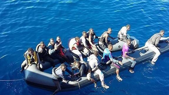 Un submarino de la Armada holandesa localiza tres cadáveres frente a Málaga que podrían ser del naufragio de la patera