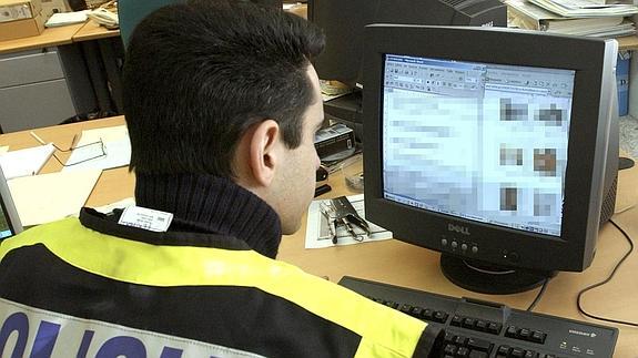 Detienen a una mujer por grabar y fotografiar a sus hijas desnudas y vender las imágenes en Internet