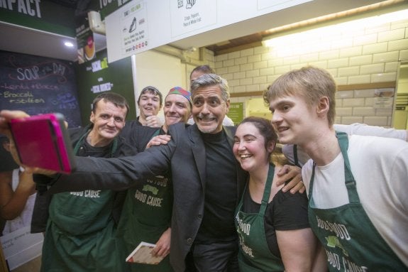 Clooney la lía en una cafetería de Edimburgo