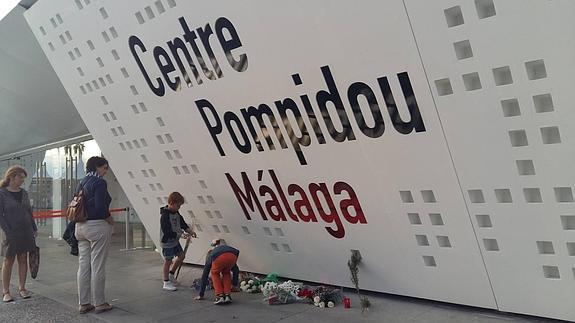 Ramos de flores y velas en el Centro Pompidou de Málaga