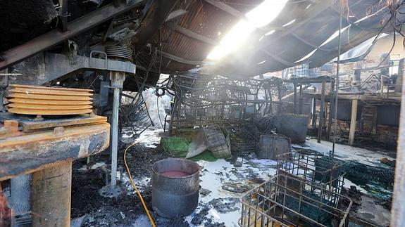 La nube de humo que se levantó por el incendio del polígono El Viso de Málaga no fue tóxica