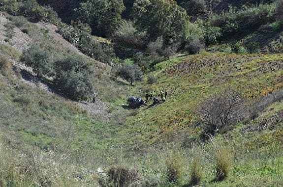 Muere un hombre tras caer el vehículo que conducía por un terraplén de 136 metros