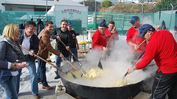 Agustín Bravo sustituye a Elías Bendodo como pregonero de la Fiesta de la Migas en Torrox