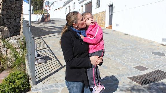 La madre de la niña con síndrome de Rett recibe ayuda pero pide un trabajo para costear el tratamiento