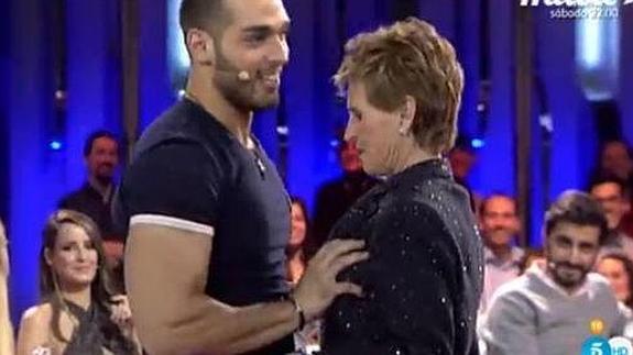 Gran Hermano 16: Mercedes Milá se deja tocar los pechos en directo