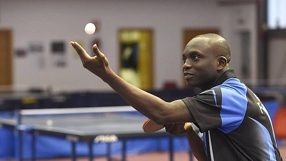 El nigeriano que siempre gana al tenis de mesa