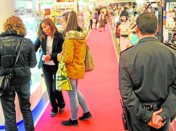 Los comercios quieren poner freno al aumento de los robos en Navidad