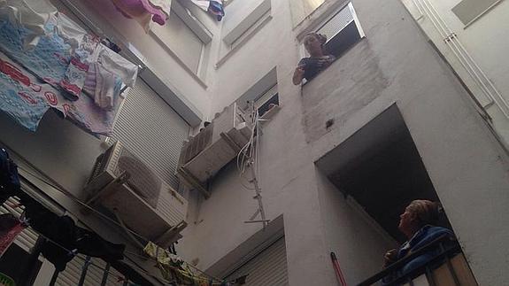 Una mujer cae desde una quinta planta al intentar entrar en su casa y sólo se rompe una pierna