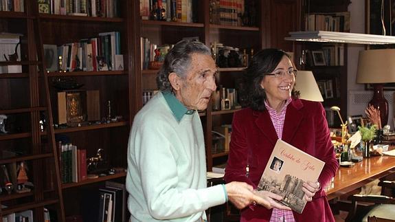 Antonio Gala dona a la Junta más de mil libros para las bibliotecas públicas