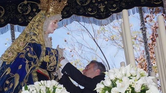 Asociaciones laicas piden anular la sentencia que avala la medalla policial a la Virgen del Amor