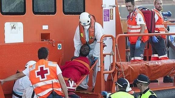 Localizan una patera con unos 30 inmigrantes a bordo frente a las costas de Málaga