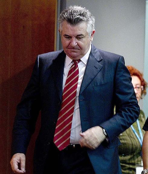 Roca vuelve al banquillo acusado de malversar el dinero para la desaladora de Marbella