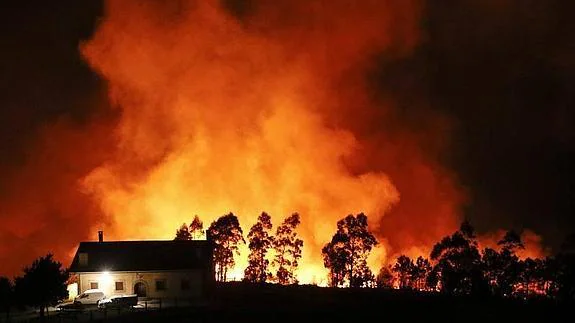 Un centenar de incendios forestales activos en Asturias obligan a intervenir a la UME