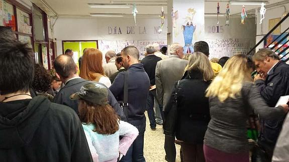 ¿Por qué hay tantas colas para votar si hay menos participación?