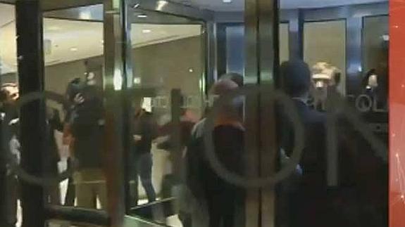 Albert Rivera, atrapado en la puerta giratoria de un hotel en Madrid