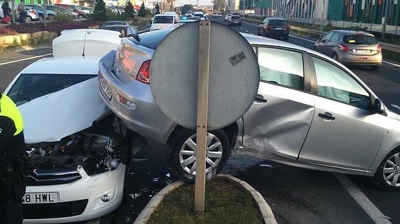 Un pique entre dos coches acaba en un aparatoso accidente en el aeropuerto