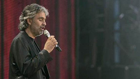 El tenor Andrea Bocelli se hace pasar por artista callejero y recauda 500 dólares en pocos minutos