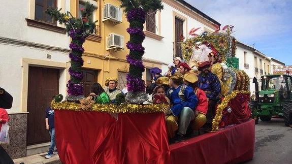 Los Reyes Magos lucen en municipios donde la lluvia no les dejó