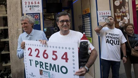 El Gato Negro reparte dos millones de euros del Gordo de El Niño en la calle Granada